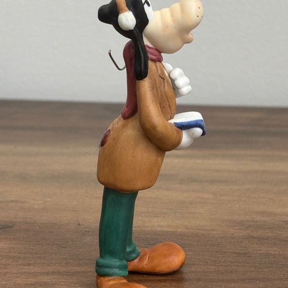 VINTAGE Disney GOOFY CAROLING Christmas Tree Ornament Ceramic Holding Book Sing - Picture 6 of 11
